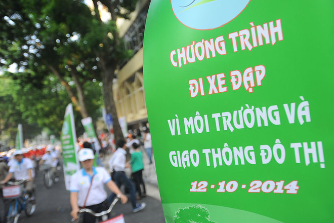 Bộ[-]Ngoại[-]Giao[-]tổ[-]chức[-]đi[-]xe[-]đạp[-]vì[-]môi[-]trường[-]và[-]giao[-]thông[-]đô[-]thị